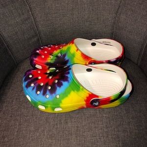 CROCS rainbow men’s 8 women’s 10